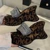 Модные летние женские тапочки Новая мода Бриллиантовый леопардовый принт Клинья Каблуки Женские сандалии Открытый носок Вечеринка Шлепанцы Zapatos De Mujer