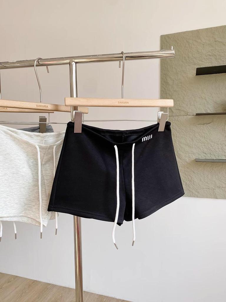 Женские летние шорты 2025 года в корейском стиле с высокой талией, облегающие, для миниатюрных, универсальные, однотонные, с широкими штанинами.