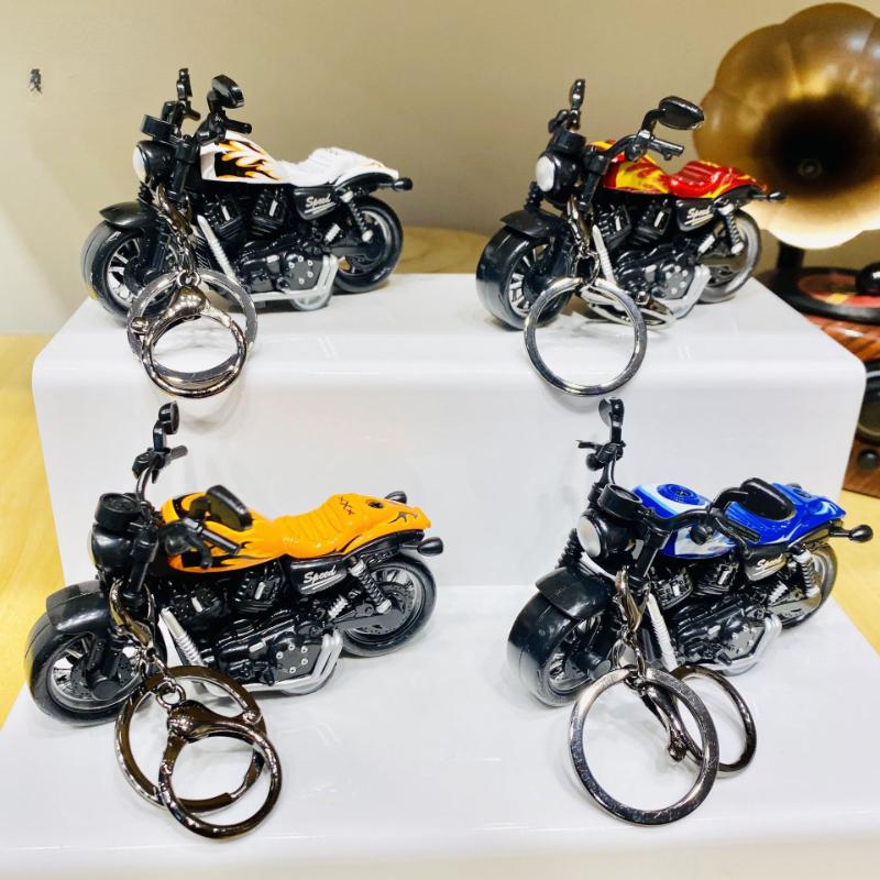 Фигурка мотоцикла в стиле хип-хоп, брелок для ключей, автомобильный кулон, мультяшная сумка, подвесное украшение