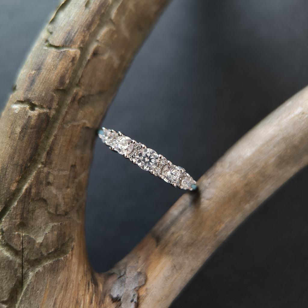 Серебряное кольцо с фианитами, вес изделия 1,7 гр (2207665)