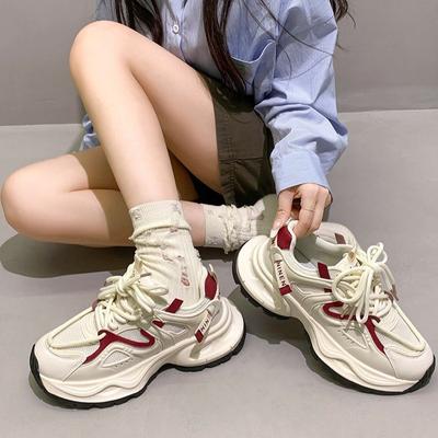 Универсальные спортивные туфли на толстой подошве с нескользящей сеткой в стиле ретро, женские новые летние модели 2025 года, демонстрируют свои ноги и маленькую популярную обувь для пап