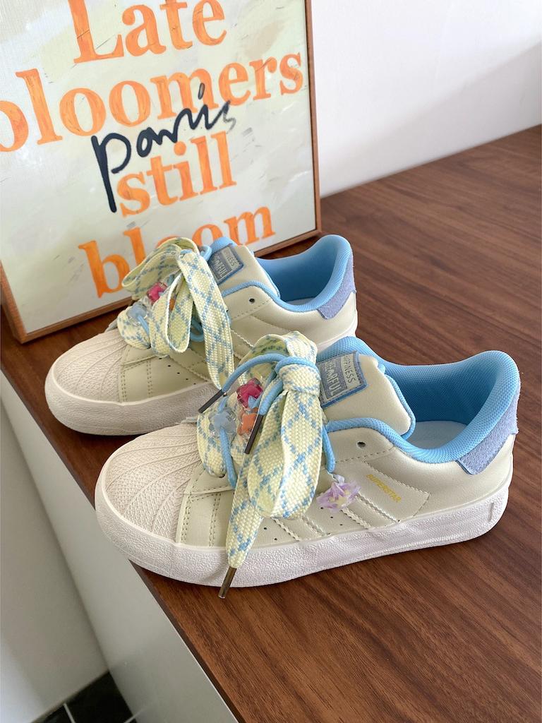 2025 весна и осень новые толстоподошвенные туфли-ракушки женские нишевые не сталкивающиеся туфли-хлебцы ins трендовые универсальные маленькие белые туфли