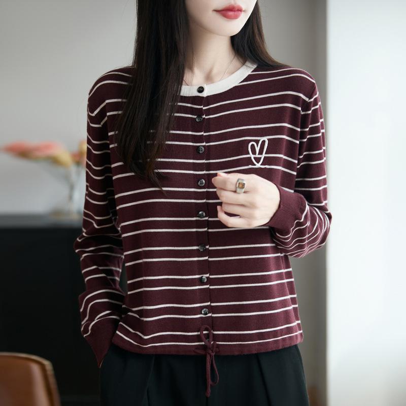 Новый многоцветный вязаный кардиган с круглым вырезом и длинными рукавами для весны и осени с вышитыми полосатыми сердечками