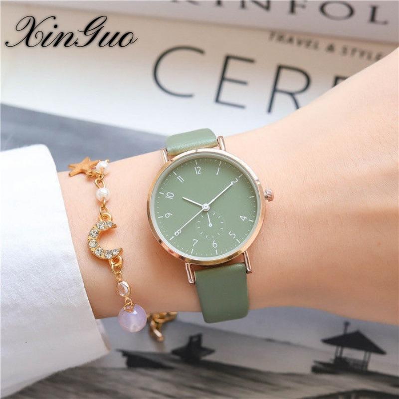 Посмотрите ретро-литературную маленькую свежую сотню учащихся старших классов женского пола в минималистском стиле