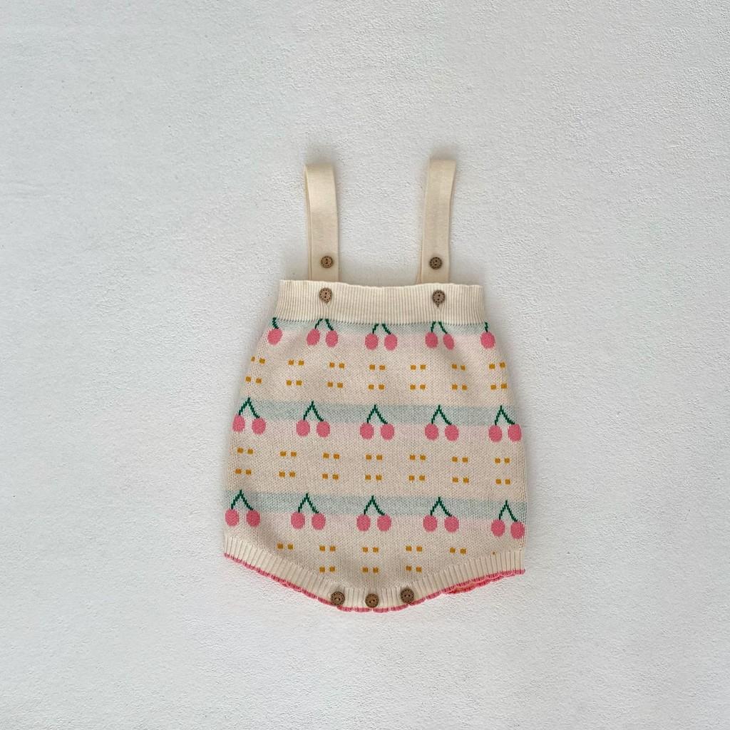 Очаровательный вязаный комплект для девочки с вишневым узором: куртка и ромпер для осени 2023