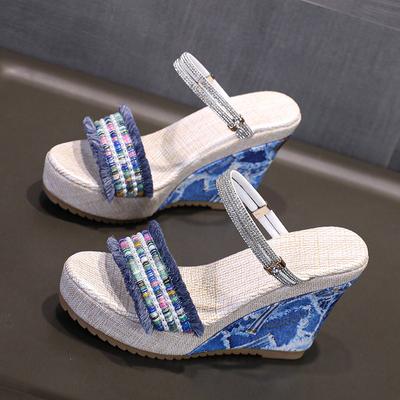 Модные женские шлепанцы на танкетке, летние новые, с круглым носком, плетеные, со стразами, водонепроницаемые сандалии на платформе