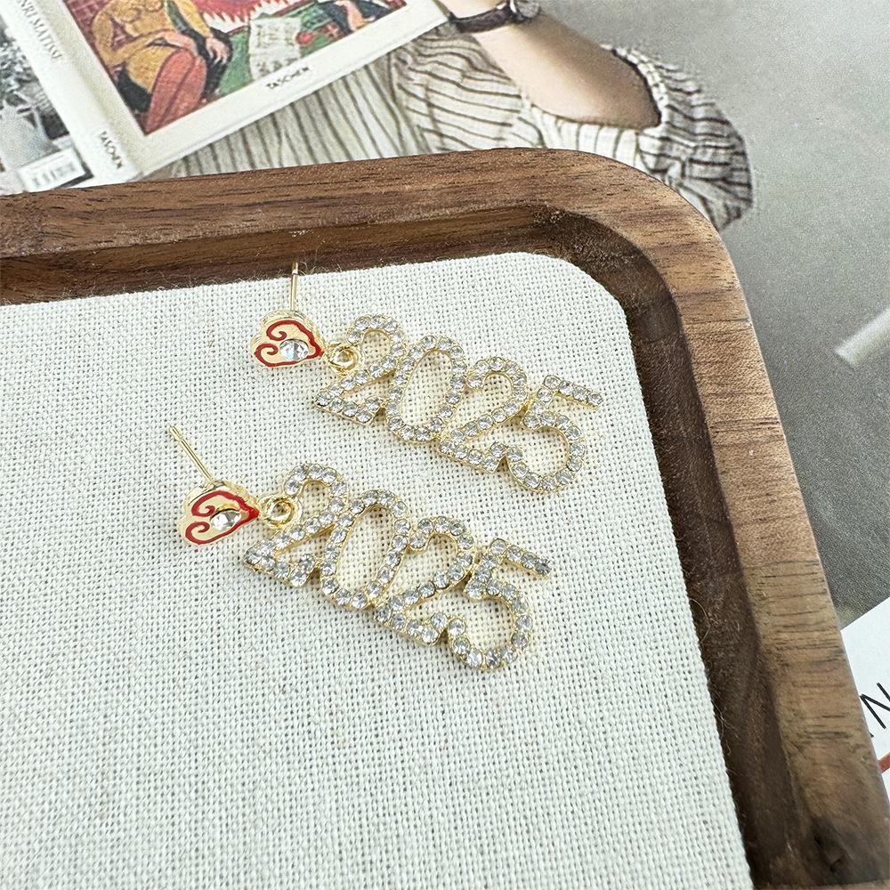 Модные и универсальные цифровые серьги 2025 года, персонализированные серьги с буквенным алфавитом и универсальные бриллиантовые серьги