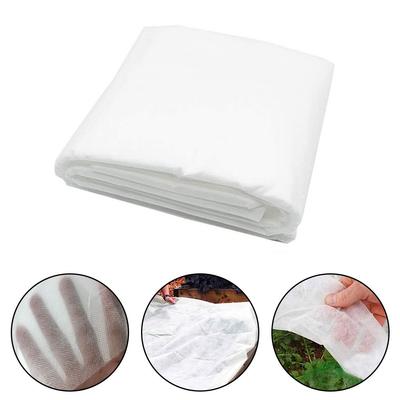 Защитное зимнее флисовое одеяло для нежных растений в морозную погоду