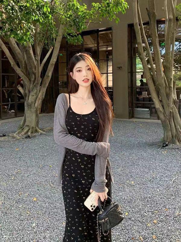 2025 Французский стиль Цветочный принт Приталенное Черное Летнее Платье с Регулируемыми Бретелями