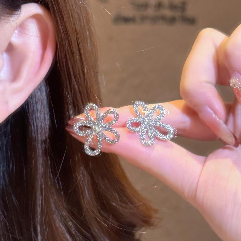 111 silver needle super flash zircon flower earrings light luxury high-end full diamond petal stud earrings femininity versatile earrings