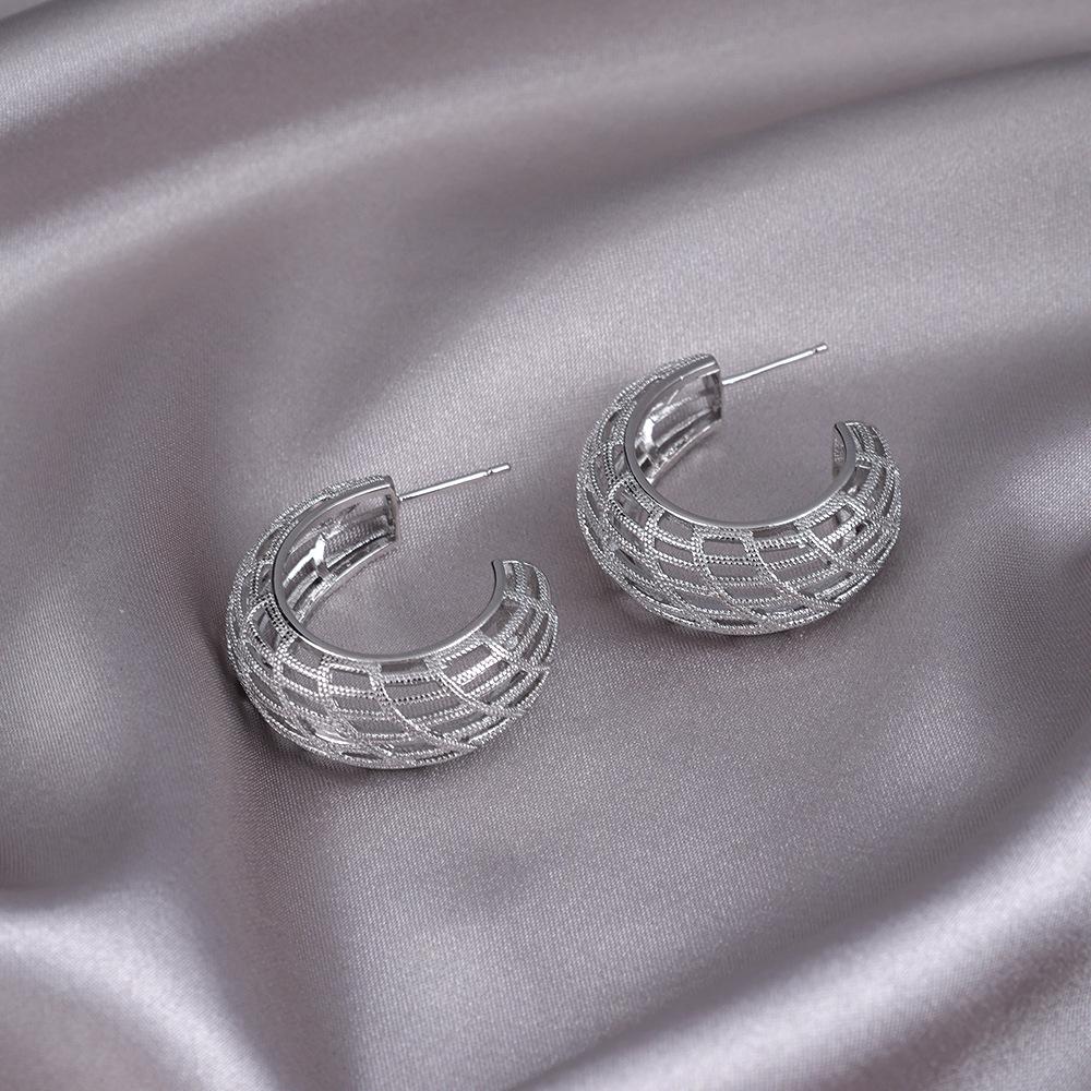 Серьги-иглы из серебра 925 пробы: Легкая роскошь, высококлассные пусеты и универсальный нишевый дизайн в виде колец для работы и стиля