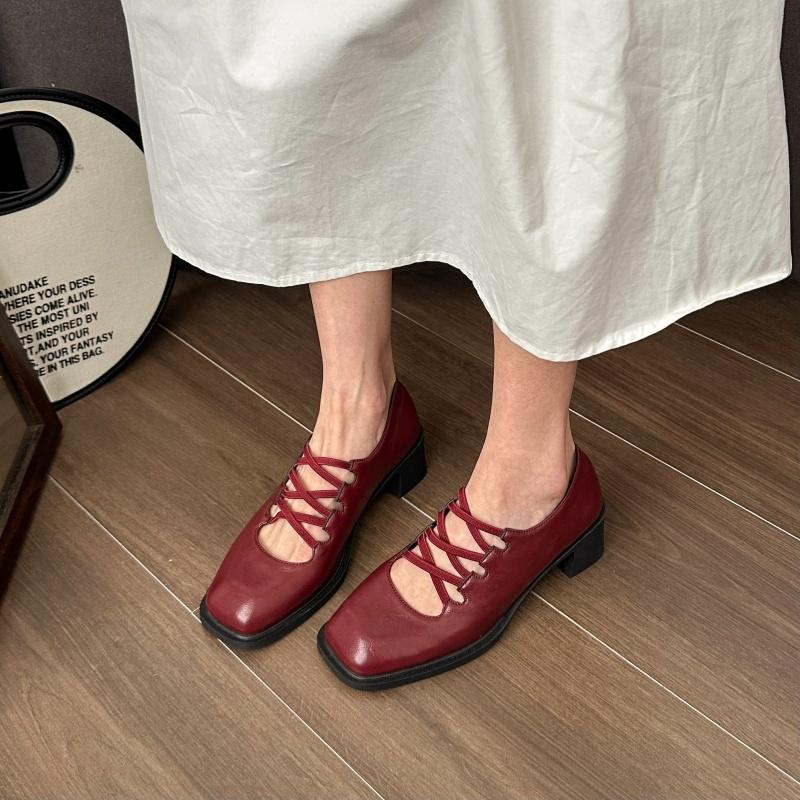 Мода 2025 Весна и Осень Новые Туфли Мэри Джейн с Квадратным Носком Женские Ретро Повседневные Все Модные Маленькие Кожаные Туфли
