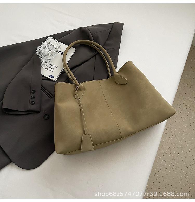 Ретро матовая сумка женская большой вместимости 2025 новая модная популярная простая сумка через плечо сумка-тоут для通勤