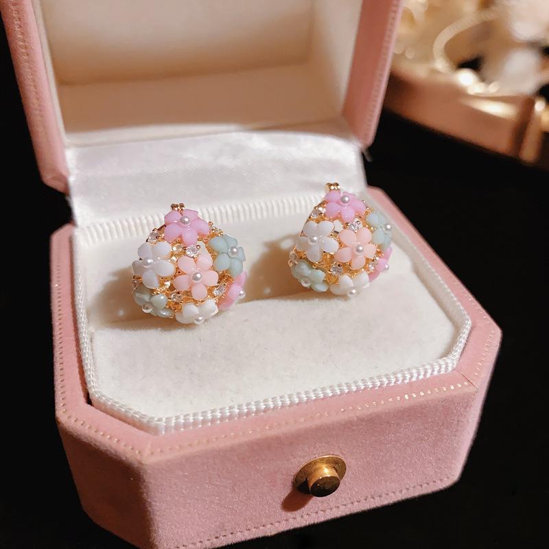 Douyin Популярные маленькие свежие модные серьги-корзинки с цветочным принтом из циркония и жемчуга для женщин, летние серьги-пряжки для нишевого дизайна