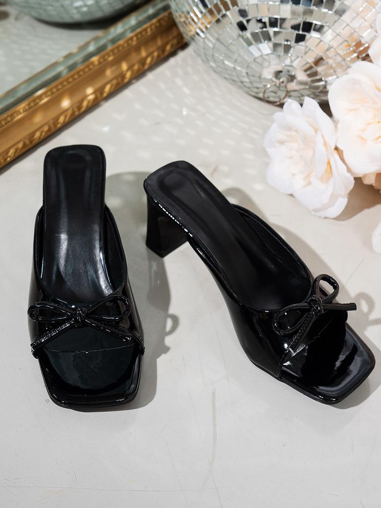 Французские тапочки на высоком каблуке женские 2025 новые летние для улицы квадратный носок толстый каблук шлепанцы с перемычкой темперамент бант крутые тапочки