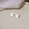 Минималистичные кремово-белые геометрические серьги-гвоздики с ноткой элегантности