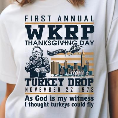 Смешная футболка на День благодарения WKRP Turkey Drop, Первый ежегодный День благодарения WKRP