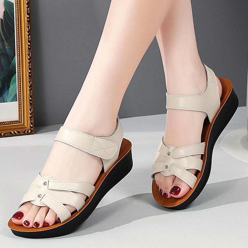 Модные материнские сандалии Летние мягкие подошвы Для среднего и пожилого возраста Нескользящая рабочая обувь Клинья Плоские Туфли бабушки для ношения на улице