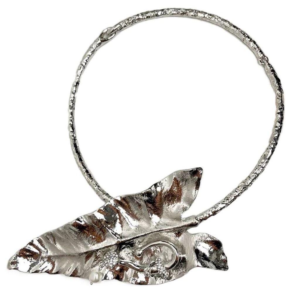 Light Luxury Banana Leaf Necklace Exaggerated Leaf Choker Unique Collarbone Chain  Girl