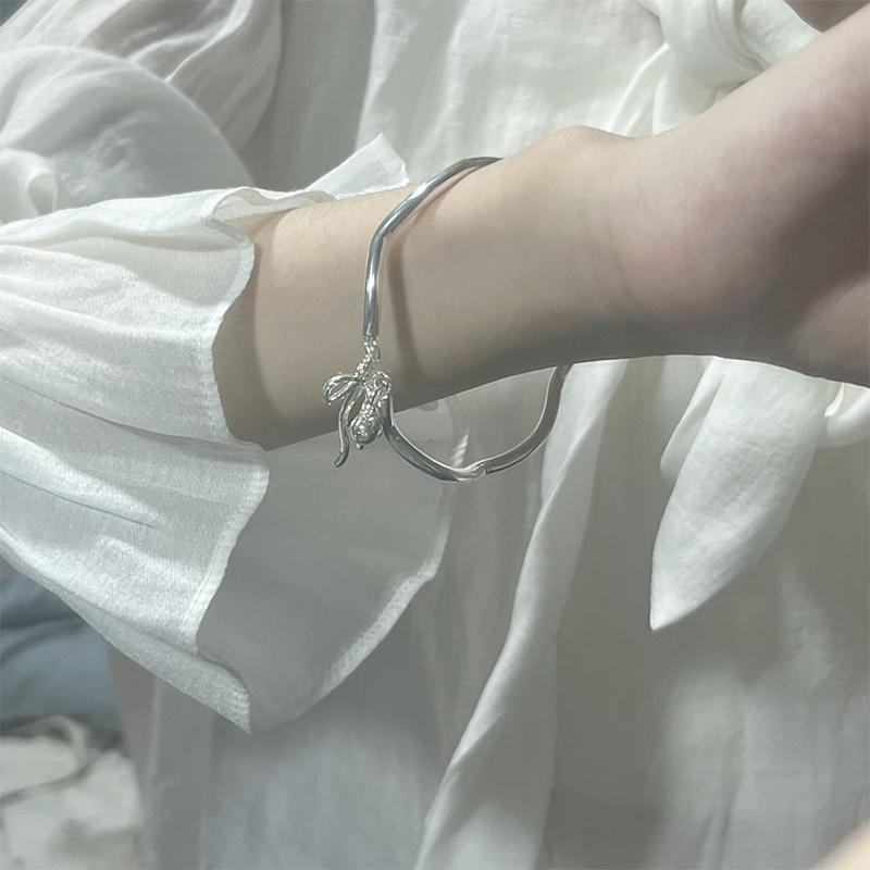 1 шт. Браслет-манжета серебристого цвета с бантом и колокольчиком, браслеты с подвесками, женский регулируемый браслет с открытием, шарм, модные украшения для вечеринок