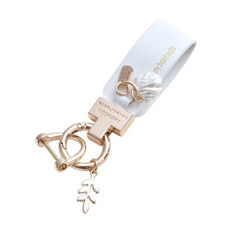 Французский брелок из перламутра: Элегантный шарм для женской сумки «Богиня»