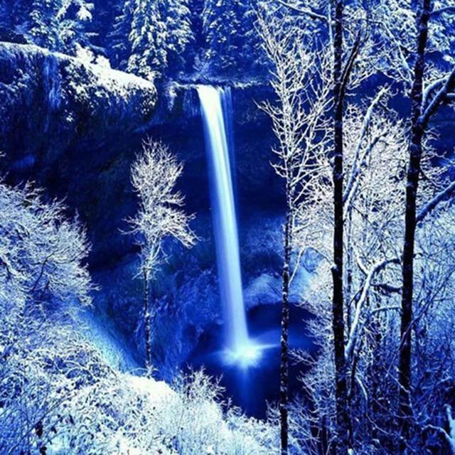 Алмазная мозайка. Яркие стразы, прочное водонепроницаемое полотно с нанесённным узором, эконологически чистый клей - всё это позволяет вам создать уникальный и неповторимый шедевр. Размер полотна и узор на выбор