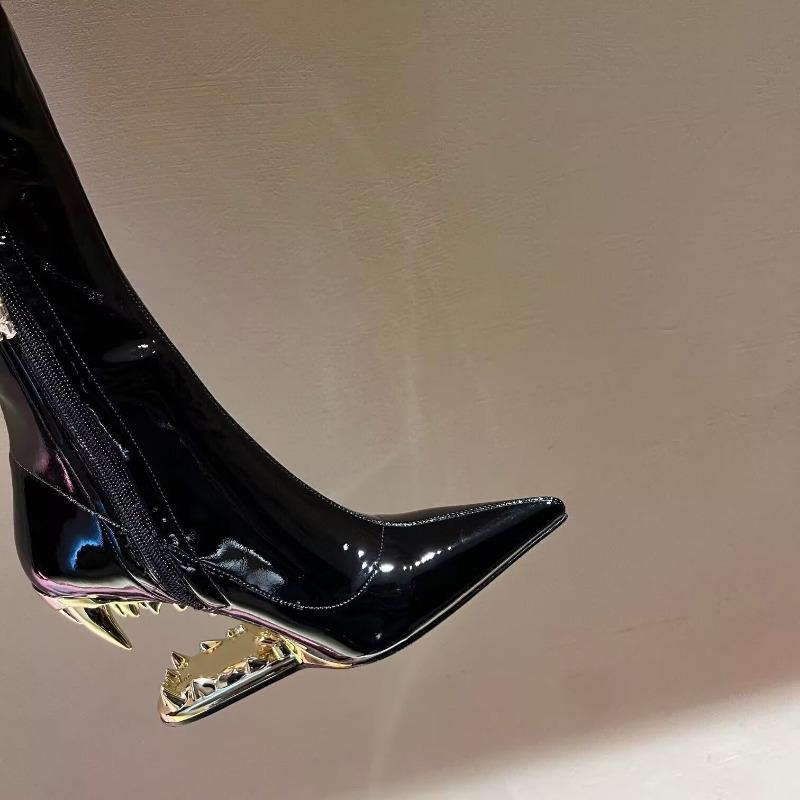 Мода 2025 Новые ботинки выше колена на каблуке необычной формы, дизайн «тигриные зубы», с острым носком, из суперволокна, на высоком каблуке, европейско-американский стиль, 43 размер, женская обувь