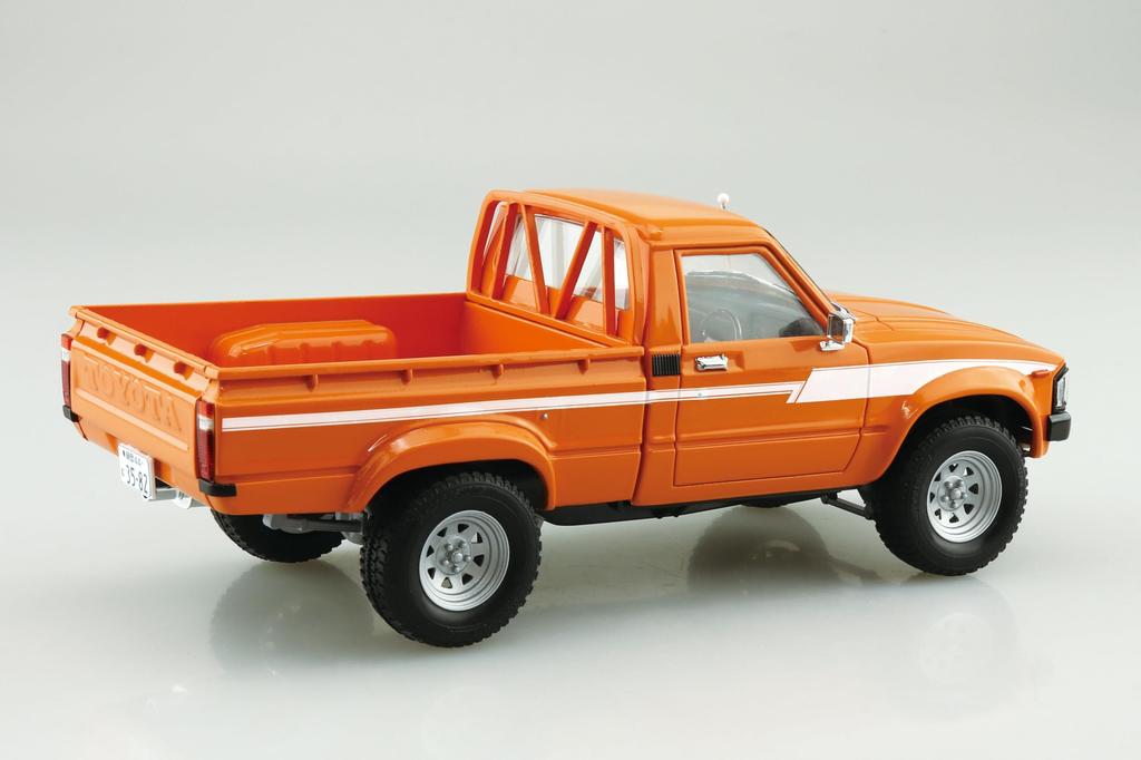 Aoshima Bunka Kyozai The Tuned Car RN30 Hilux Custom Plastic Model (AOSHIMA) 1/24 Lift-up '78 (Toyota)