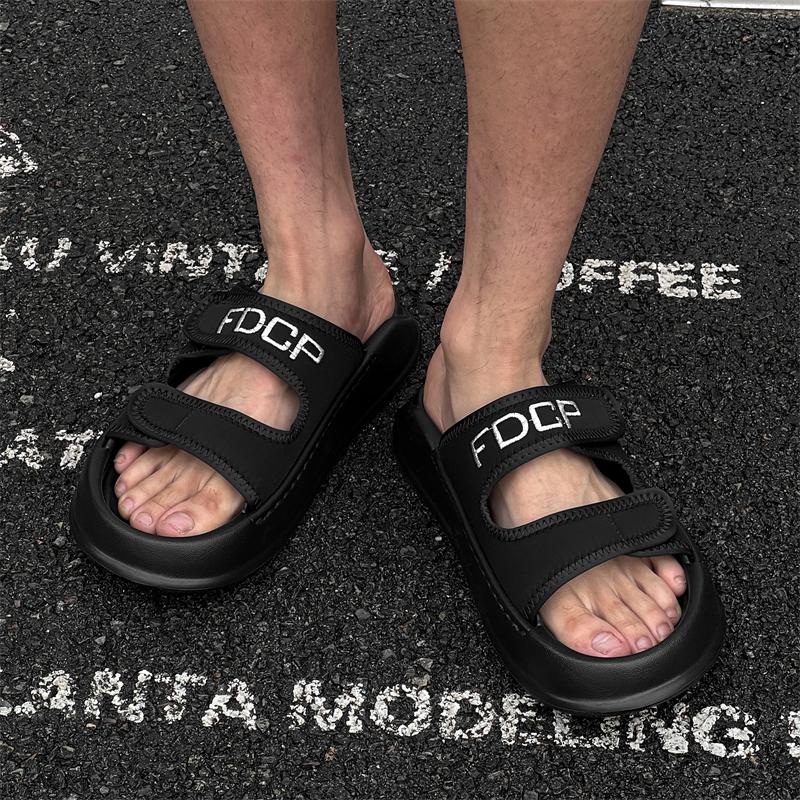 Модные универсальные сандалии для дома и улицы для мужчин 2025 Новые мужские шлепанцы из ПУ кожи Мужская обувь слипоны Нескользящая удобная домашняя обувь