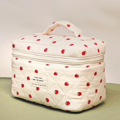 Милая стеганая косметичка «Сладкая клубника» для женщин, большая вместимость, портативный органайзер для косметики с прочными ручками, милая косметичка