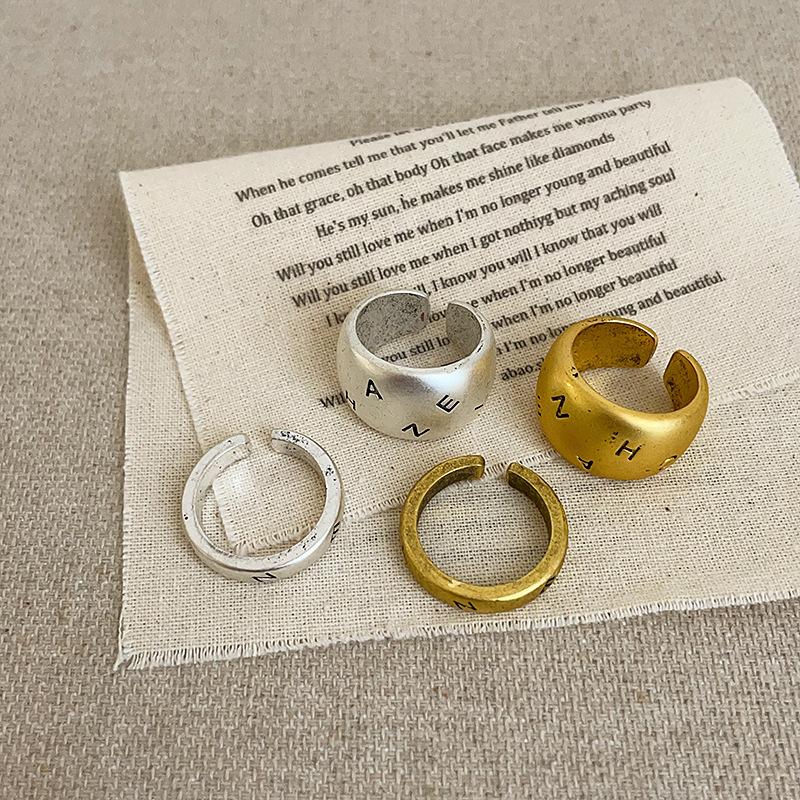 Винтажное старое матовое матовое матовое металлическое кольцо с буквами, женское нишевое кольцо высокого класса, персонализированное модное кольцо