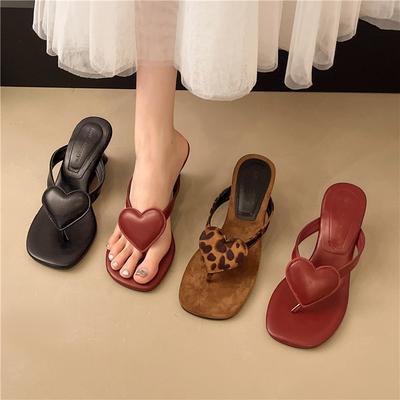 Клиновидный каблук любовь туфли на высоком каблуке щипать шлепанцы женская обувь носить 2025 лето темперамент сандалии