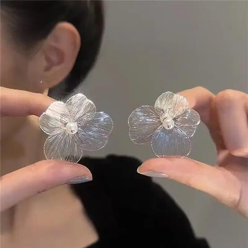 Ретро минималистичные большие металлические серьги с цветами, новые преувеличенные серьги-гвоздики неправильной формы, модные серьги для женщин, ювелирные изделия, подарки для девочек