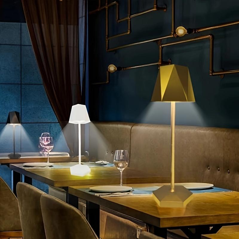 Скандинавская светодиодная настольная лампа 3 цвета Настольный ночник Прикроватный креативный окружающий свет Украшение для спальни Бар Кофейня Простой декор