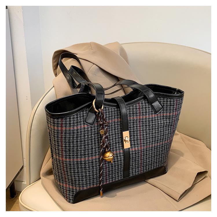 Шерстяная модная сумка-тоут: Вместительная наплечная сумка для осени/зимы 2024