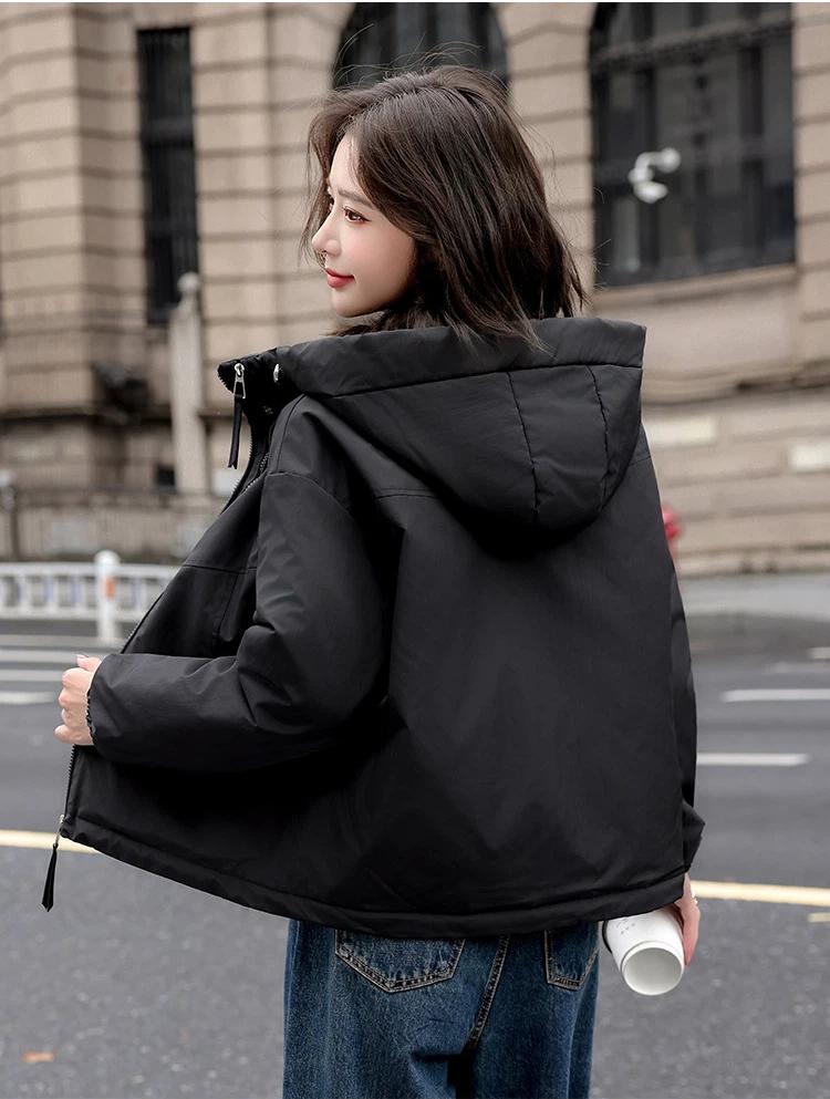 Женская короткая стеганая зимняя куртка с капюшоном на хлопковой подкладке