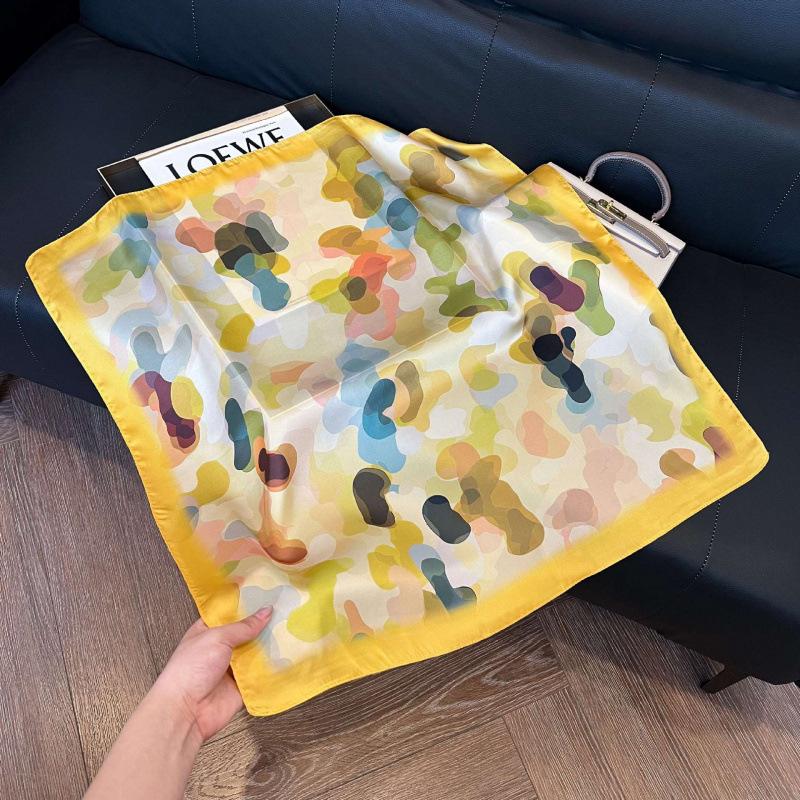 Retro silk scarves for women's new high-end accessories, neck small square scarf, scarf waist, fashionable and versatile, and gifts can be given.