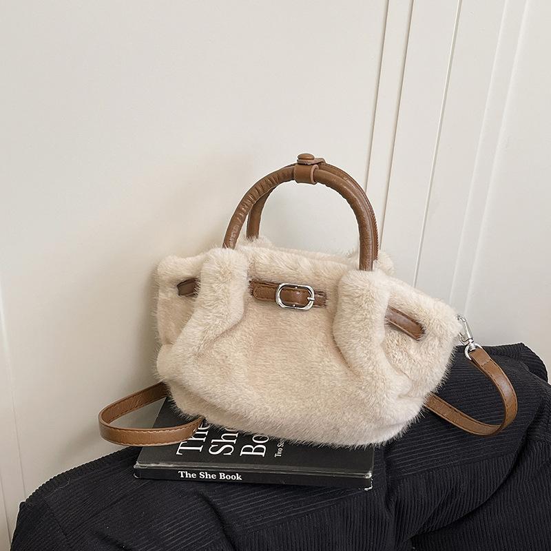 Популярная в этом году женская сумка большой вместимости 2025 новая осенне-зимняя универсальная плюшевая сумка-мессенджер повседневная портативная сумка-тоут