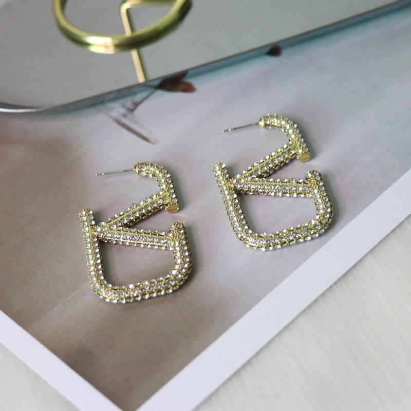 Роскошные серьги с бриллиантами в форме буквы V: Модный, стильный и милый индивидуальный дизайн