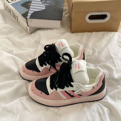 Модная женская повседневная обувь 2025 Весна Осень Модные кроссовки на плоской подошве с перекрестной шнуровкой Удобная обувь для увеличения роста Нескользящая вулканизированная обувь