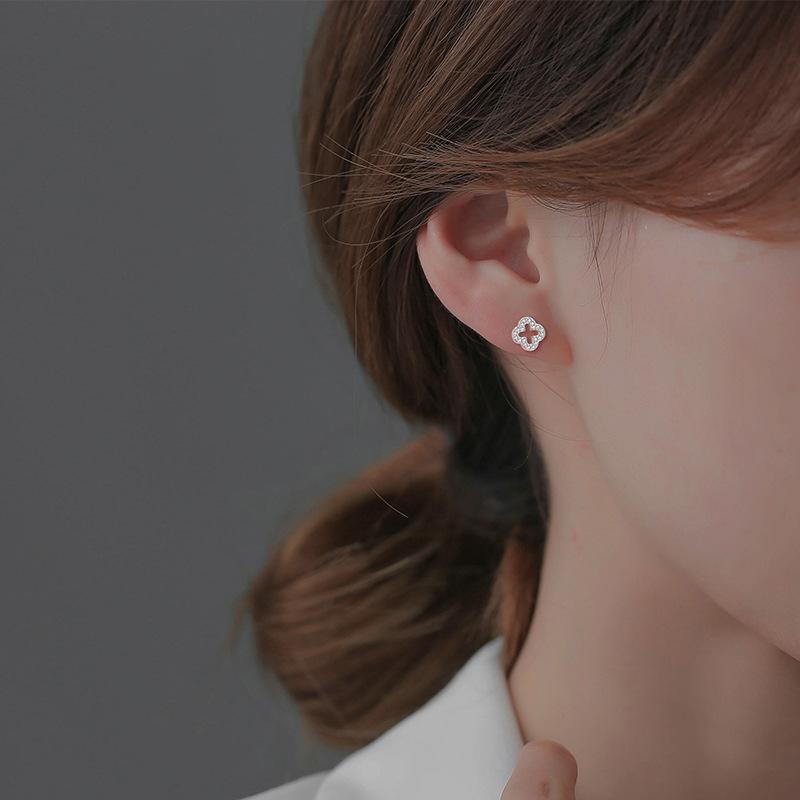 Flash Diamond Four-leaf Clover Earrings Female Screw Buckle Hollow Lucky Grass Earrings