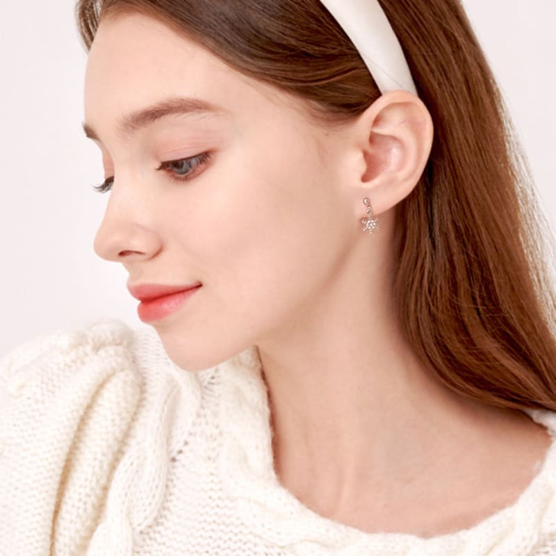 ELLE Jewelry 14K White Snowflake Earrings (Gold Pin) ELGPEE418