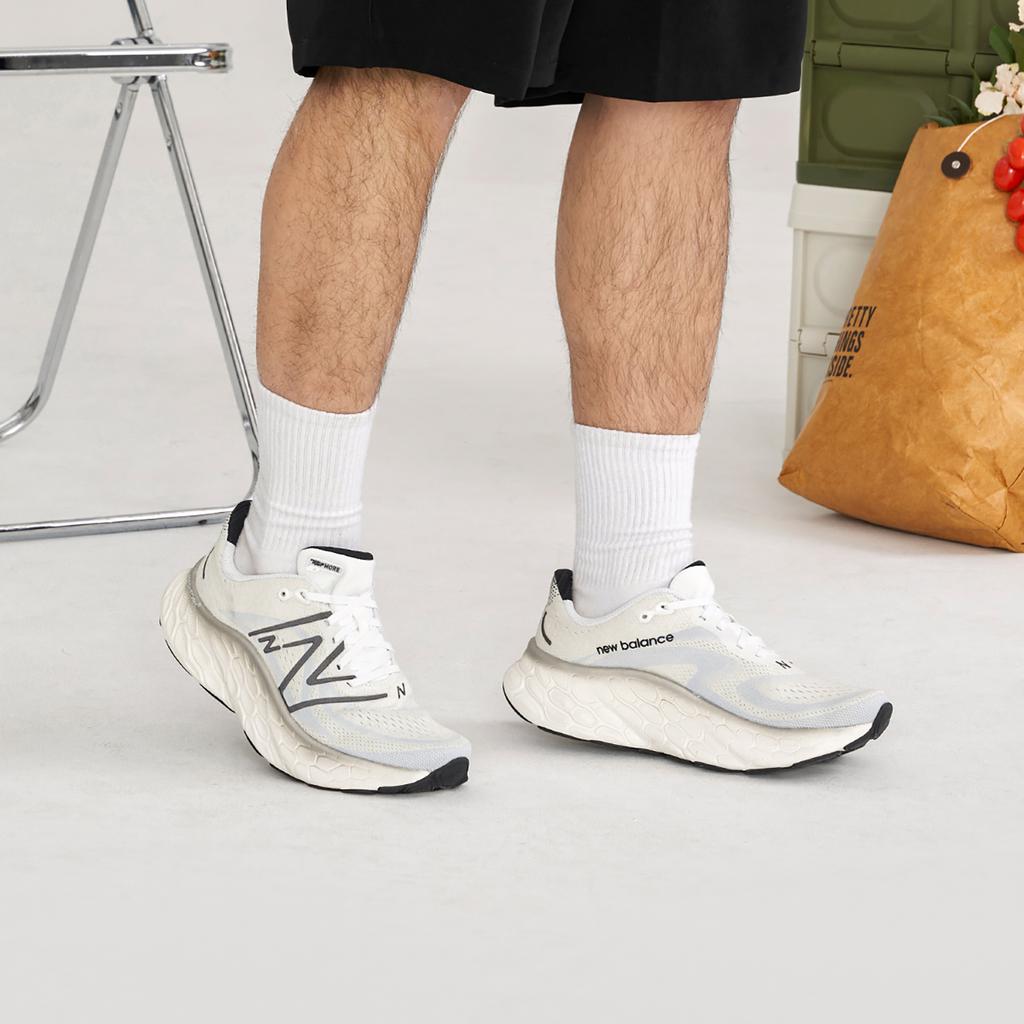 New Balance Кроссовки унисекс Fresh Foam X More v4 Бело-черные Черно-металлик MMORCW4