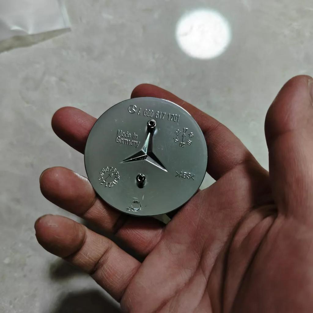 Автомобильная наклейка 2026 Новая Для Benz НОВАЯ ДЛЯ Mercedes Benz Черный Хромированный Значок Эмблема Передний Двигатель 57 мм A0008171701