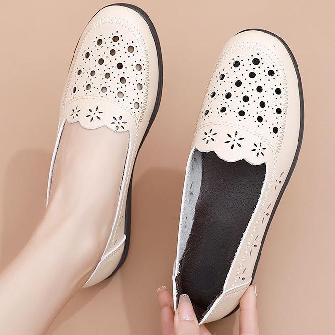 Сандалии для мамы, летние сандалии, дышащие модные туфли из полой кожи, нескользящая женская обувь на плоской подошве с мягкой подошвой