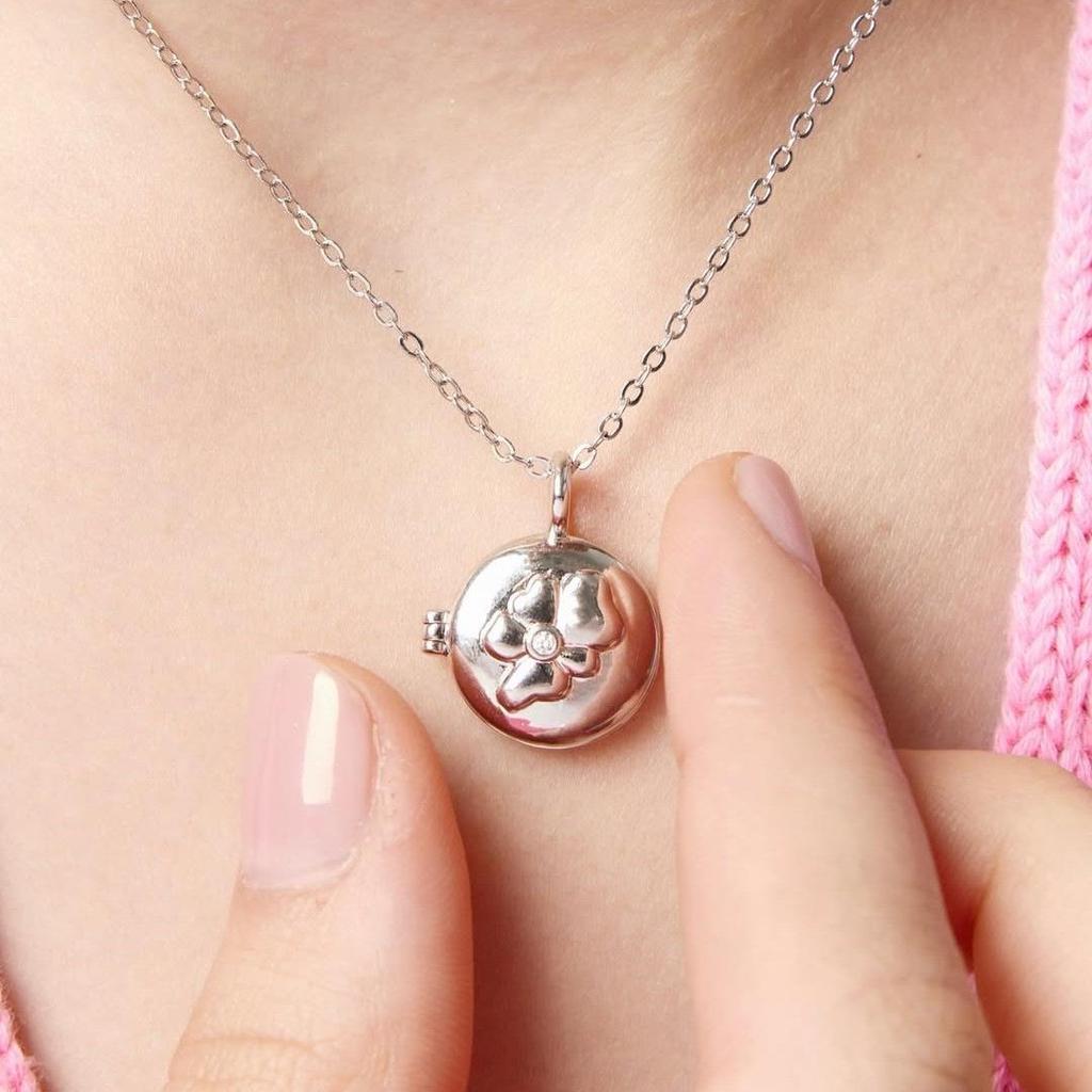 Heart-Shaped Floral Photo Pendant Necklace with LOVE Clasp, Niche Design Clavicle Chain, Pastoral Style.