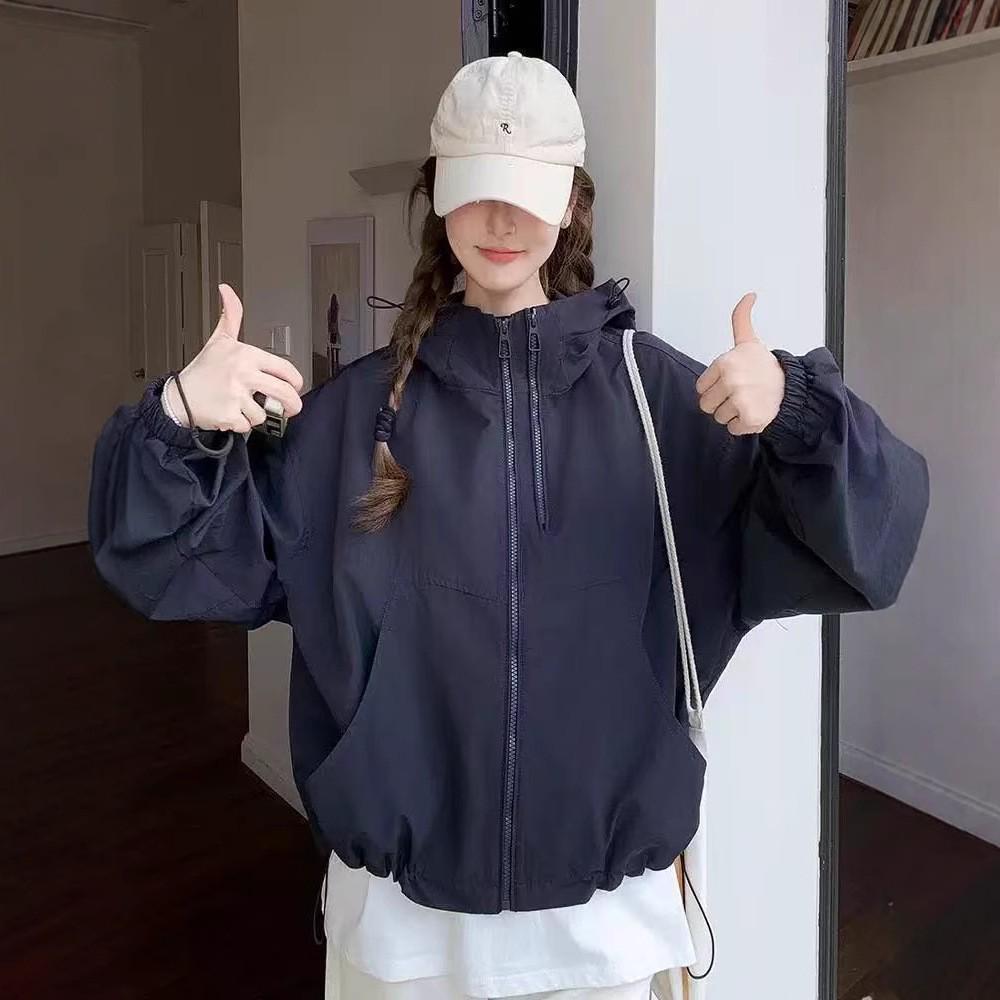Женская уникальная куртка-ветровка с капюшоном - Стильный и свободный крой для весны и осени 2025.