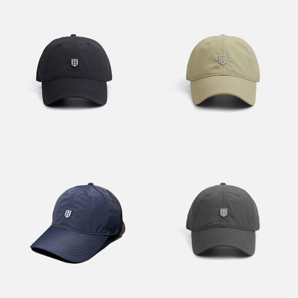 Стильная регулируемая бейсболка для лета из дышащей быстросохнущей ткани белого и темно-серого цвета