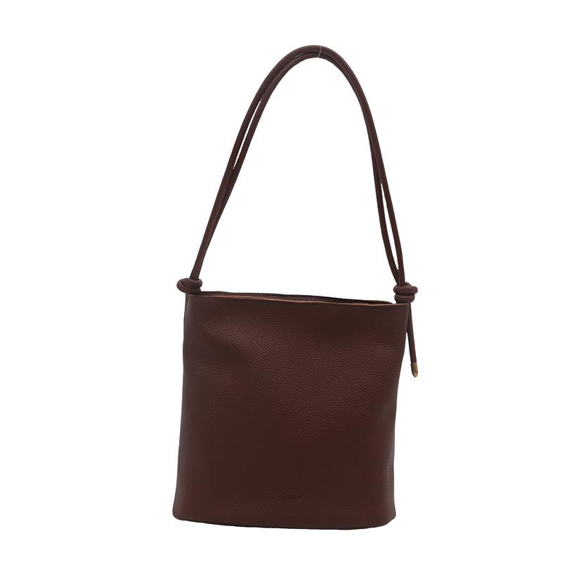 Однотонная простая повседневная сумка-ведро через плечо в этом году популярная ретро-сумка большой вместимости 2024 года, новая осенняя женская сумка-ведро через плечо