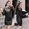 Женская зимняя короткая куртка с длинными рукавами и лацканами из байкерской кожи с подкладкой и утолщением из искусственной кожи